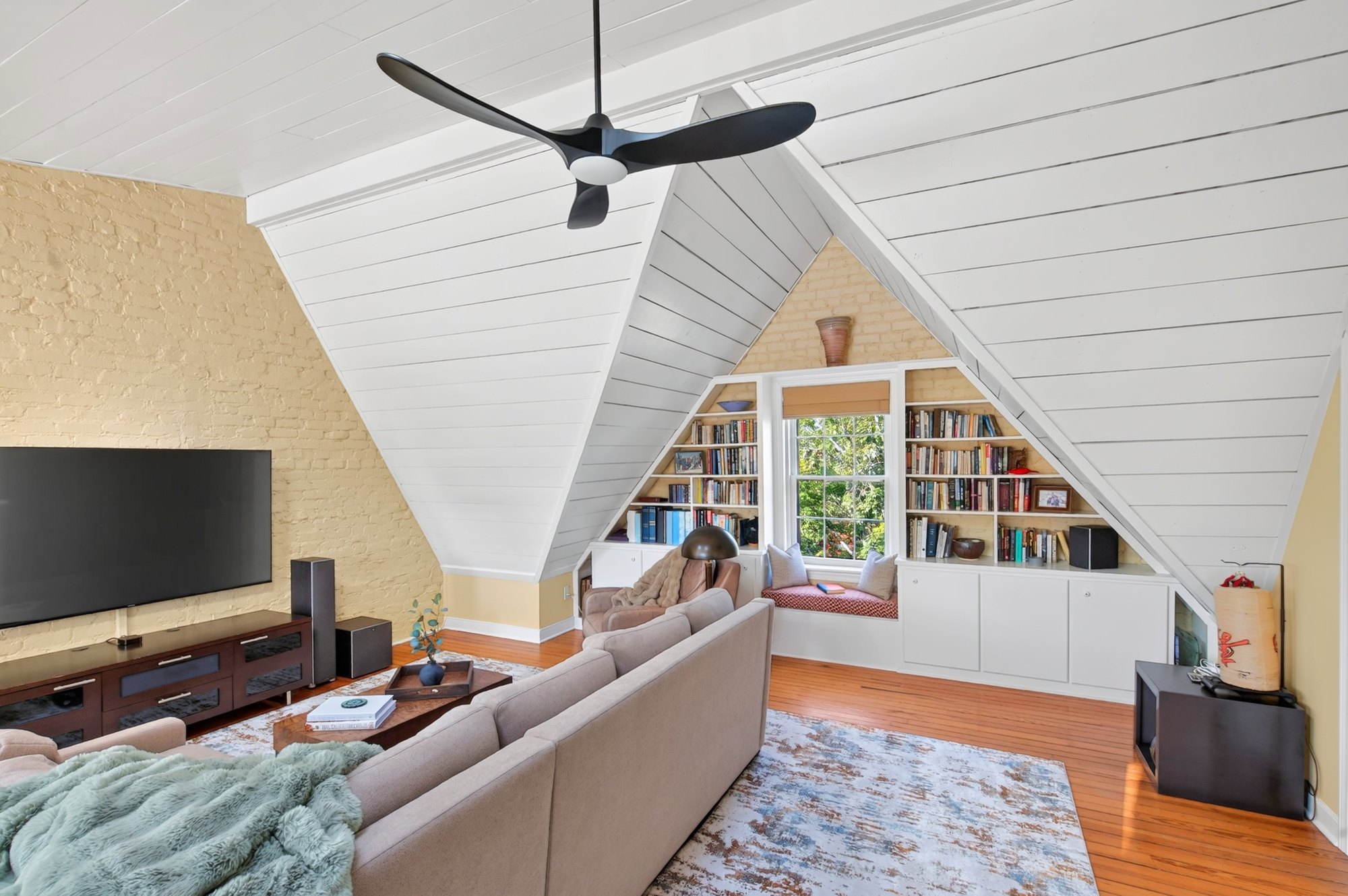 Top-floor sitting area under the eaves, A Modern Take on the Fan, Richmond, Virginia